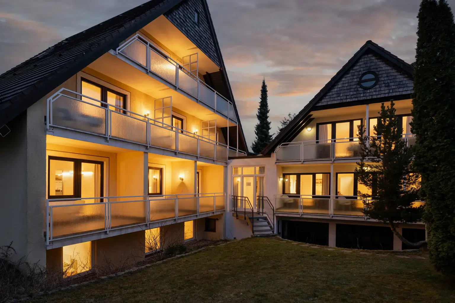 Außenansicht des Haus zum Wald in Bad Wörishofen bei Abendlicht